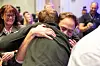 Christopher Talgø fra oljeserviceområdet er nyvalgt inn i AU. Her klemmer han sin motkandidat Eirik Birkeland.