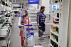 Nazifa Qagimi har skrevet en liste over ting familien trenger til leiligheten.