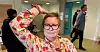 ENGASJERT: Kathrine Græsdal er engasjert lærer for elektroelevene i klasse 2EL på Bjørnholt videregående skole. T.h. bak, rektor Erlend Skåltveit.