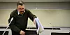 MYE DOKUMENTASJON: John Christian Hanssen sorterer noen av papirene som er relatert til søksmålet mot arbeidsgiveren Evry.