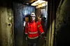 HEISEN: Den er liten som et bøttekott, og brannluka i taket er enda mindre. Da vi tok heisen opp til en av produskjonshallene i fjellet, stoppet den opp et øyeblikk, men industrimekanikeren ringte på hjelp og bevarte roen. Utenfor heisen henger en hjertestarter.