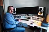 LIDENSKAPEN: Brede tilbringer gjerne natta foran skjerm og spaker, hvor han lager musikk.