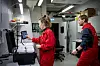 Fiskeforskning: Overingeniør Tone Vågseth tar bilder av hver eneste laks før Jonatan Nilsson skraper vekk skjell. I ukene som kommer skal de sjekke om skjelltapet påvirker laksens vekst, ionebalanse og eventuelt dødelighet.
