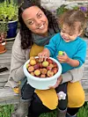 GARTNER OG BONDE: Runa Eide Frøiland elsker å være ute i hagen hjemme på Mjølkeråen i Åsane nord i Bergen. Her med datteren Sofie.