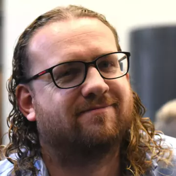 Førsteamanuensis ved UiS og utreder i De Facto