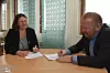UNDERTEGNER: Jan Olav Andersen undertegner den nye samarbeidsavtelen med Norsk Folkehjelp. EL og It Forbundet støtter folkehjelpas arbeid med 700.000 kroner de neste fire årene.