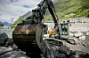 {b}Plastring: Det skal store stein i bunnen av elva for å hindre den i å erodere. Steinene veier mellom 10 og 12 tonn. Her er det Ove Tjelmsland som graver.