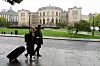 FINNE ET HJEM: Åse Kristin Ask Bakke og Torbjørn Væreide, begge ferske representanter for Ap, går forbi Stortinget. De håper å finne en taxi som kan ta dem til pendlerboligene de har fått utdelt.