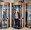 EN FØRSTE TITT: I desember fikk ansatte i departementene ta en første titt på de nye lokalene. Her er Marius Ringsrud (t.h.) og kollega Mari Søntvedt fra Klima-og miljødepartementet på vei inn slusene.