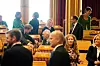 MINGLER: Bare fire dager etter sin siste vakt i hjemmesykepleien i Ålesund møter Bakke til sitt første stortingsmøte. Etter navneoppropet slår hun av en prat med Espen Barth Eide (Ap), som etter at bildet ble tatt har blitt utropt som klima- og miljøminister.