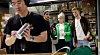 På bakrommet jobber taxfree-ansatte med å pakke om snustårn. Bak fra venstre: Rozina Nazar, Kirsti Bergstø, Balder Alvær Olafsen.