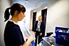 Anita Norin jobber med renhold og har vært heldig som bare har vært permittert i én måned det siste året. I bakgrunnen står klubbleder Anne Marie Andersen som frykter at det blir mye midlertidige som kommer til å bli ansatt når Scandic skal begynne å oppbemanne hotellene igjen etter krisa.