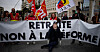 En demonstrant holder en dukke som forestiller president Emmanuel Macro under en demonstrasjon mot Macron-regjeringens pensjonsreform i Cannes i mai. Det er ventet nye massedemonstrasjoner tirsdag.