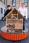 HOTELLGIGANT: Det tok av da Neo Frøseth skulle bygge insekthotell. Silje Elton har vært med på innredningen.