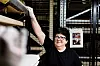 ALLE TIDERS ARBEIDSPLASS: Inger Marie Utland legger lag på lag på det som til slutt skal bli en veggplate til kjøkken.