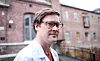 Forsker Carl Fredrik Fagernæs ved St. Olavs i Trondheim mener fiskeindustrien må gjøre lufta bedre for arbeiderne.