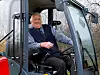 JOBBER FREMDELES: Roald Westerbotn kjøpte seg nylig en splitter ny traktor for å rydde på eiendommene sine.