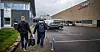 FULLE VESKER: Erik Sakslo og Richard Storevik er neddynget av sjokolade, brosjyrer, t-skjorter og andre fagforeningseffekter på vei til Framo på Holsenøy utenfor Bergen.