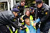 Fra demonstrasjonen på havna i Tromsø der politiet fjernet og bøtela 41 aksjonister.