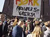 STREIKER: Elever i videregående skole demonstrerte foran rådhuset i Oslo i dag.