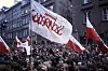 FOLKET PROTESTERER: Tusenvis tar til gatene på grunnlovsdagen 3 mai i 1982. Protestane i Warszawa skal vere dei største sidan unntakstilstanden vart innført.