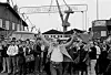 FRED: Solidaritet-leiar Lech Walesa får Nobels fredspris i 1983. Kona må reise til Norge for å ta imot prisen, for Walesa har nettopp sluppe ut frå fengsel heime i Polen.
