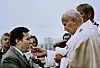 KATOLISISMEN: Pave John Paul II gir nattverd til katolikken Lech Walesa under eit besøk i Gdansk i 1987. Under eit besøk i heimlandet i 1979 gav den polske paven mange truande mot til å gjere opprør.