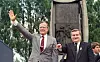 USA: Solidaritet får mykje hjelp frå amerikanarane. President George H. W. Bush besøker Gdansk og Lech Walesa kort tid etter valet i 1989.
