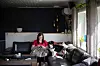 HOBBYER: Annette Ruud Jensen er en kløpper til å strikke. Det får henne til å koble av fra alle tanker. Hunden Aria følger nøye med.