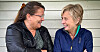 HJERTELIG MØTE: Anita Johansen (til venstre) etterfulgte Erna Hagensen som leder i Norsk Arbeidsmandsforbund. Her er de to fotografert på trammen hjemme hos Hagensen på Senja.