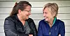 HJERTELIG MØTE: Anita Johansen (til venstre) etterfulgte Erna Hagensen som leder i Norsk Arbeidsmandsforbund. Her er de to fotografert på trammen hjemme hos Hagensen på Senja.