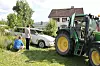 TI ÅR SIDEN REDNINGEN: Sommeren 2013 ble Drammensbilen hentet i en hage på Konnerud i Drammen. Der hadde den stått i 20 år. Fra venstre: Atle Opdal og Lars Hagavold. I traktoren Pål Jørgen Juel.