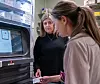 Merete Sandve (bak) er glad for at maskinen tar medisinkontrollen, så sykepleier Marte Christina Jakobsen slipper å hente en kollega for kontroll.