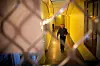 Sverige hari flere år hatt sitt Center för Papperlöse. Her er lederen for sentret, Sten-Erik Johansson, på vei inn etter å ha undersøkt om det stod noen papirløse utenfor som ikke kom seg inn i lokalene.