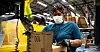 GODE ARBEIDSFORHOLD?: Amazon mener selv at de tilbyr et godt arbeidsmiljø med konkurransedyktige vilkår for sine ansatte. De har for eksempel fått munnbind etter korona – riktignok etter både kritikk og søksmål av en del av de ansatte.