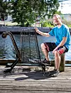 Metallskrot på elvebunnen er et miljøproblem som Nikolay og de andre magnetfiskerne hjelper til med å fjerne.