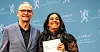 Claus Jervell overrakte rapporten til likestillingsstatsråd Lubna Jaffery.