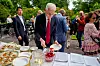 Statsminister Jonas Gahr Støre inviterte til jordbær og is da han skulle oppsummere halvåret på den tradisjonsrike pressekonferansen i representasjonsanlegget bak slottet fredag.
