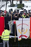 Over 20 fagforeningsfaner blafra i vinden denne kjølige mars-ettermiddagen.