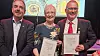 40-ÅRSJUBILANTER: Longyearbyen Arbeiderforening feiret 7. juni 100 år. Under markeringen fikk Anne Lise K. Sandvik og Svein Jonny Albrigtsen utdelt nål av forbundsleder Brede Edvardsen (til venstre) for 40 år i NAF.