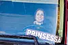 På skiltet ved dashboardet står det «Prinsesså». Slik at de som kjenner henne, kan hilse med et vink eller tut langs veien.
