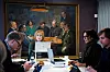 ÅRSMØTE: Dramatikerforbundets årsmøte med myndig ledet av Nina Grünfeldt foran det flotte maleriet av styret i Den norske Forfatterforening fra lang tid tilbake. På dette maleriet ser vi blant annet Sigrid Undset, Oscar Braaten og Petter Egge - blant flere.