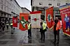 Samlet til kamp: Flere forbund og foreninger møtte opp med sine faner for å markere støtte til vekterstreiken.