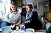 OMSORG: Heidi Eriksmoen (21) 
føler seg nært knyttet til fostermor Aase Nyborg.