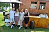 Kafévert Sander Hustad (21) og servitørene Albiona Osmani (18) og Emilie Larsen (17) synes det er stas å møte Norges første kvinnelige lokfører.