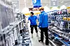– Jeg har ofte en en-til-en-prat med hver enkelt ungdom, sier Kim Valla (t.v.). Her sammen med Håkon Skotnes.