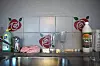 OPPVASKROSER: Det skal ikke stå på rosene. Mon tro de er malt for inspirasjonens skyld?