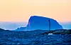 LOVUND: Den karakteristiske fjellformasjonen Lovund er seilingsmerke på kysten av Helgeland. Bildet ble tatt i 2016 i et helt annet vær enn da ulykken skjedde tre år etter.