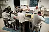 JULEVERKSTED: Juletradisjonen marsipan betyr juleverksted blant de ansatte hos Baker Jørgensen. Her foregår arbeidet på rad og rekke.