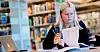 UNIVERSITETSSTUDENT: Kristine Julbø sitter gjerne på biblioteket, hvor det er stille, og følger forelesningene som tar sted via strømming på grunn av koronarestriksjonene.